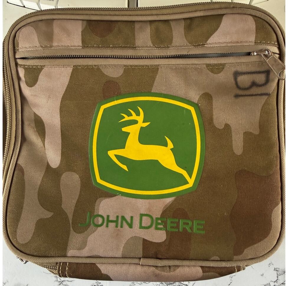 SKU3332 John Deere Camo Insulated Lunch Bag zippered pockets